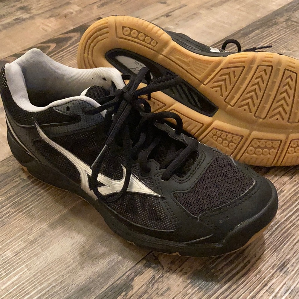 Mizuno women’s volleyball shoes size 7.5.